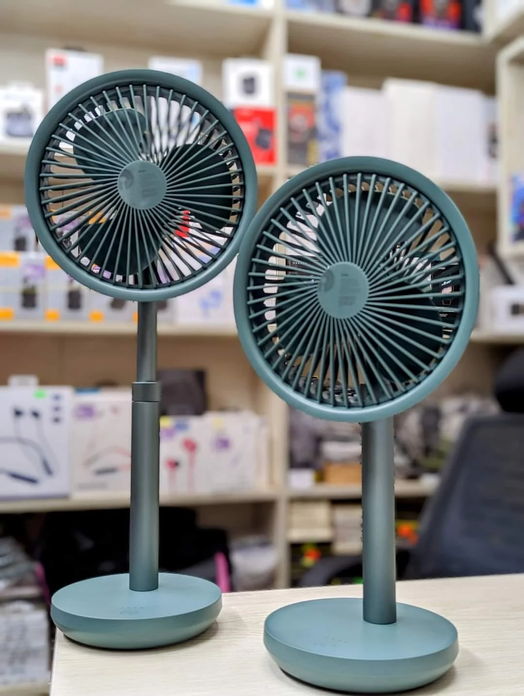 AISOLOVE F5 Pro Extendable Rechargeable Fan - Green Color